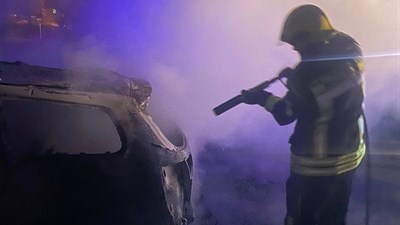 Vatrogasci intervenirali u gašenju požara na automobilu