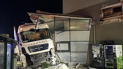 Vozač iz Bosne i Hercegovine ''zabio se'' u poslovnu zgradu