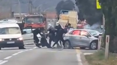 Napali vozača i uzrokovali prometnu nesreću, a onda zapalili napadnuto vozilo VIDEO