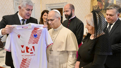 Papa na dar dobio dres Zrinjskog s posvetom, pozvan da iduće godine posjeti Mostar i BiH