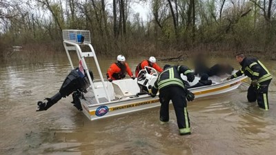 HGSS: Iz Save kod Babine Grede spašeno više desetaka osoba, potraga još traje 