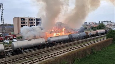 Strašan požar u Osijeku: Vatra guta skladišta Hrvatskih željeznica