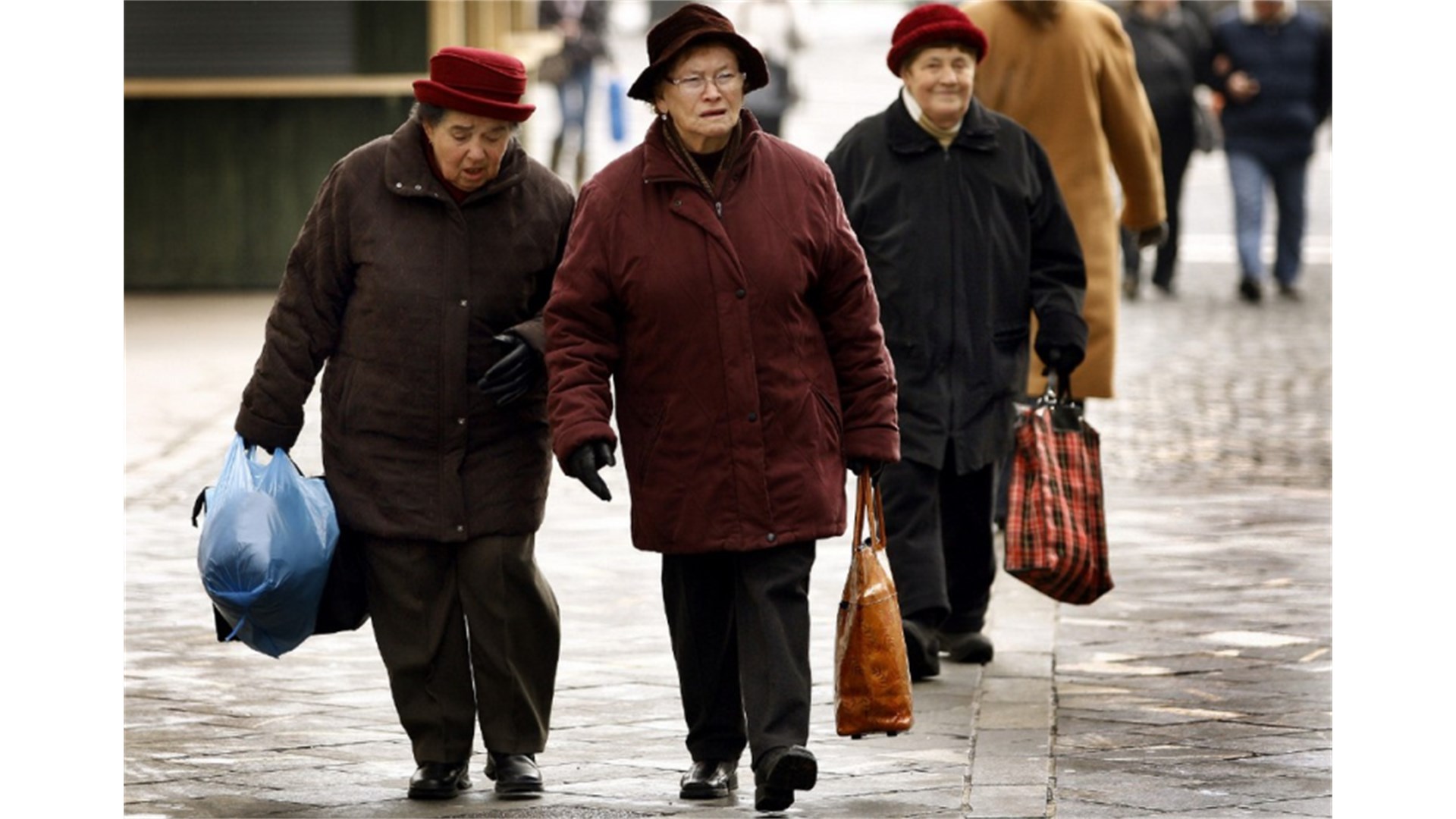 ''Ovo je preživljavanje na silu'': Evo što se za 100 KM kupovalo nekad, a što s mirovinom od 666 KM danas