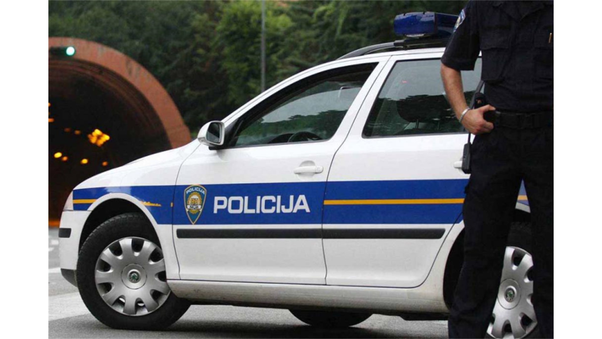 Autobus pun djece sletio s ceste