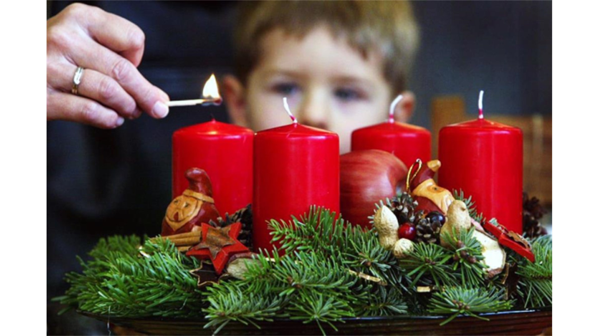 Svećenik objasnio zašto je važno da obitelji zajedno pale svijeće na adventskom vijencu