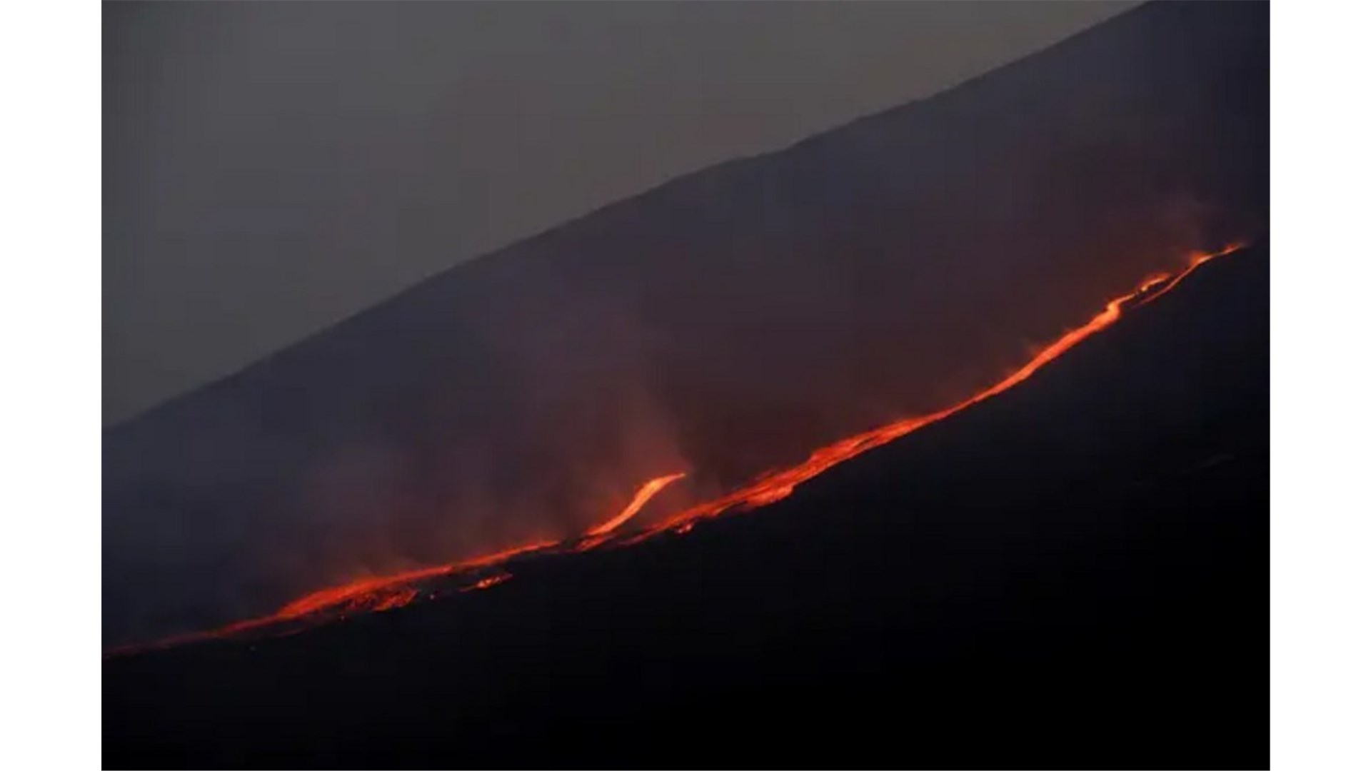 Etna ponovno izbacuje lavu