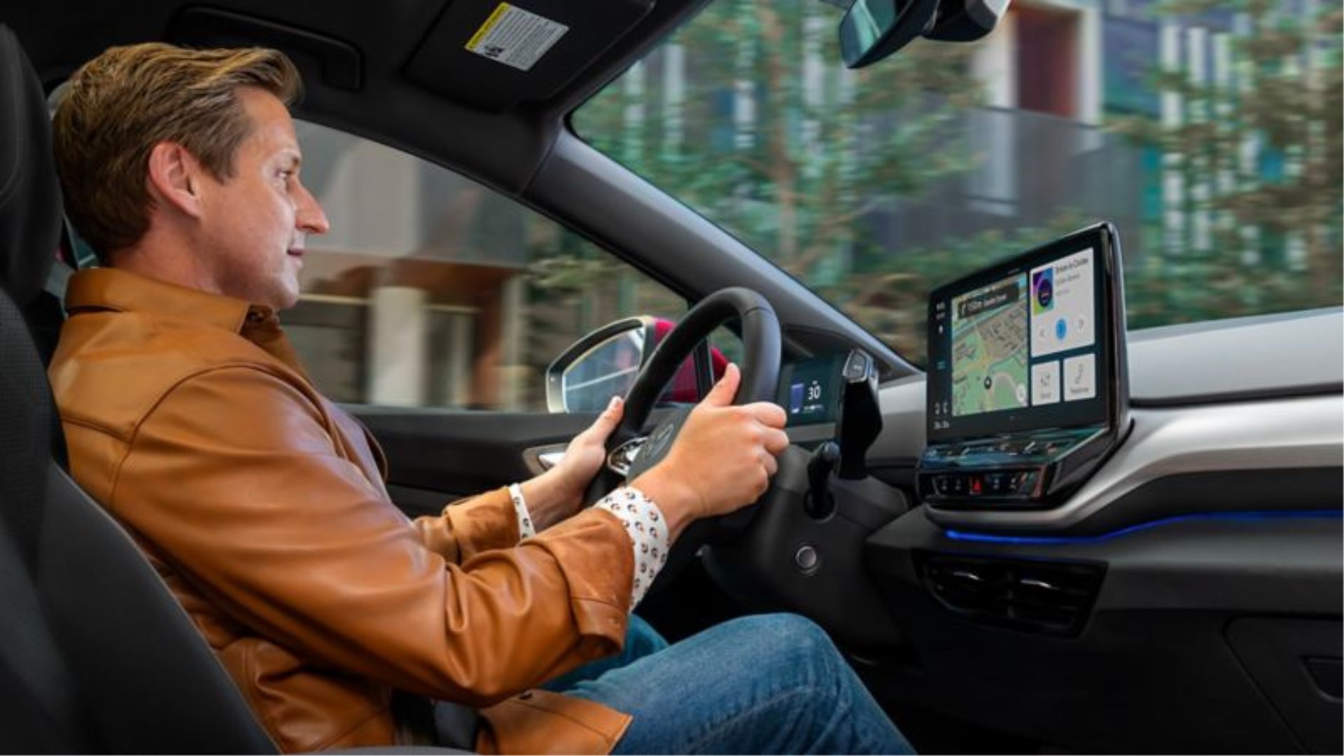 Muškarca 'otelo' električno auto! Kočnice otkazale, bacanje ključa nije pomoglo, kontrolirani sudar ga spasio
