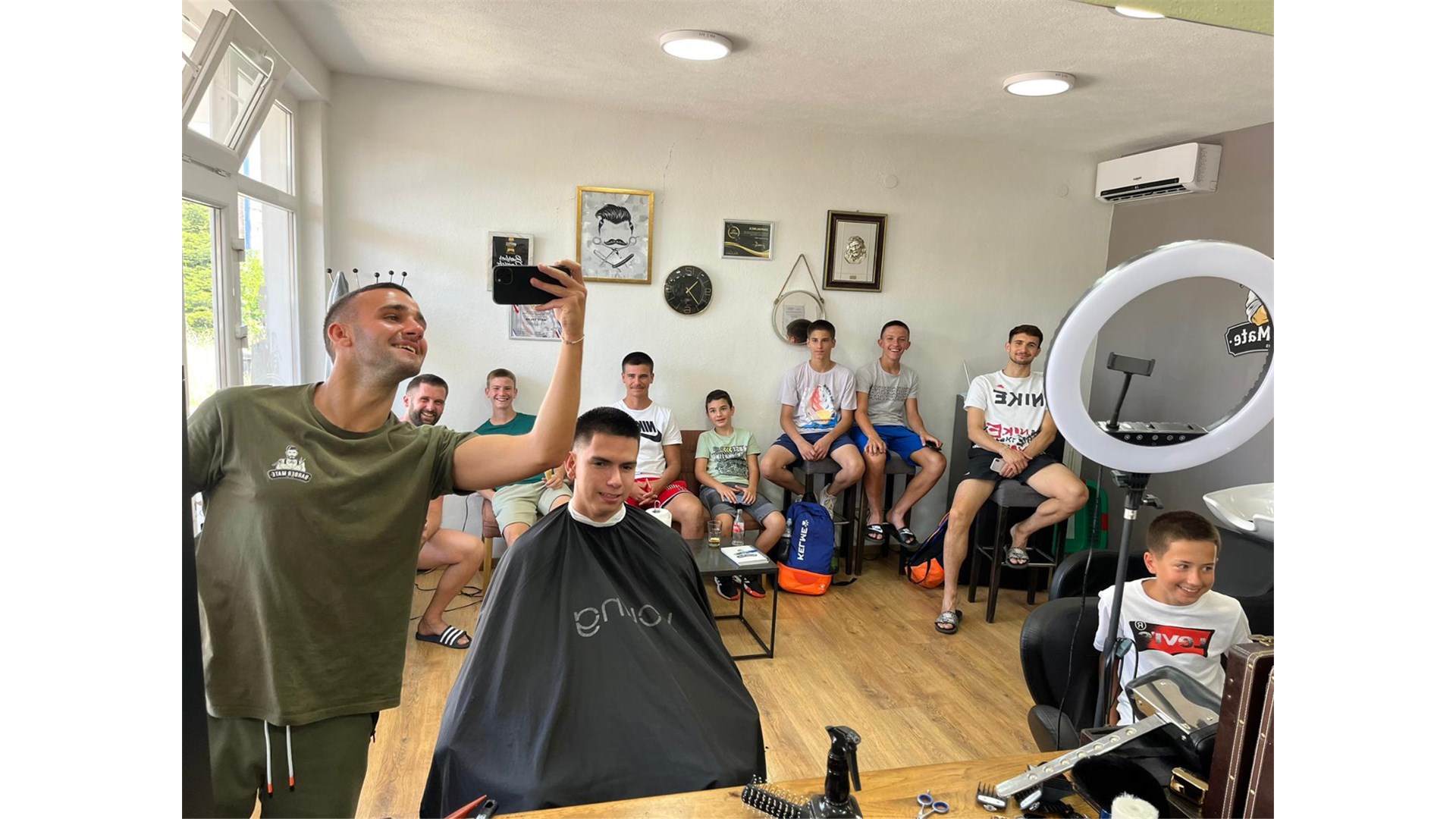 (FOTO) Mate Čolak, nogometaš među frizerima: Traže se frizure kao kod Gvardiola, Ronalda, Hazarda, Beckhama...