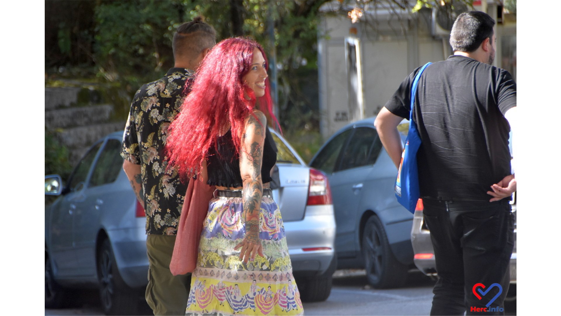 (FOTO) Široki Brijeg: Pozornost privukao naš razgovor s legendarnim novinarom, ali i slučajna prolaznica