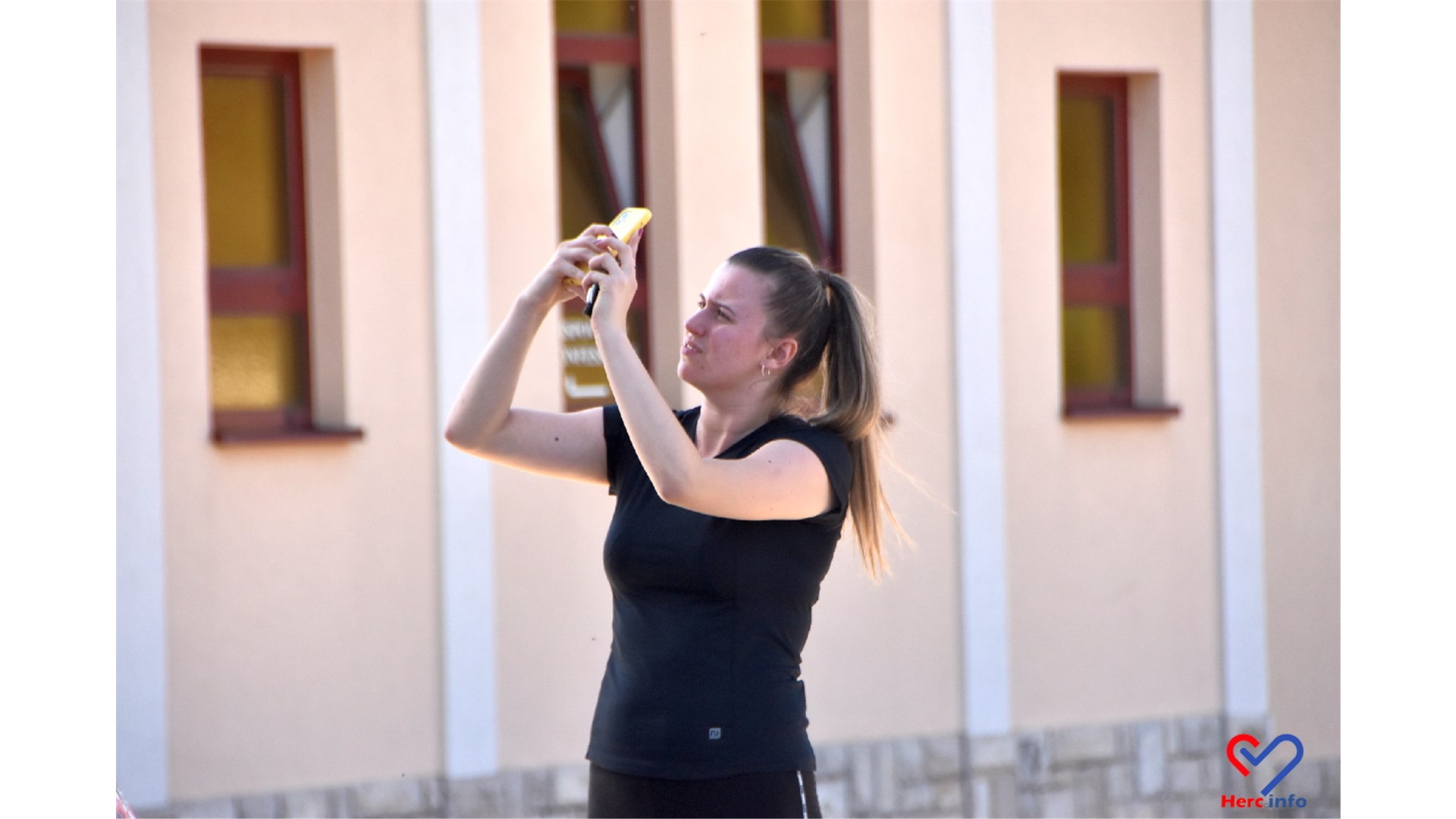 FOTO: Međugorje prepuno hodočasnika, stotine svijeća gori pored križa, ljudi traže mir
