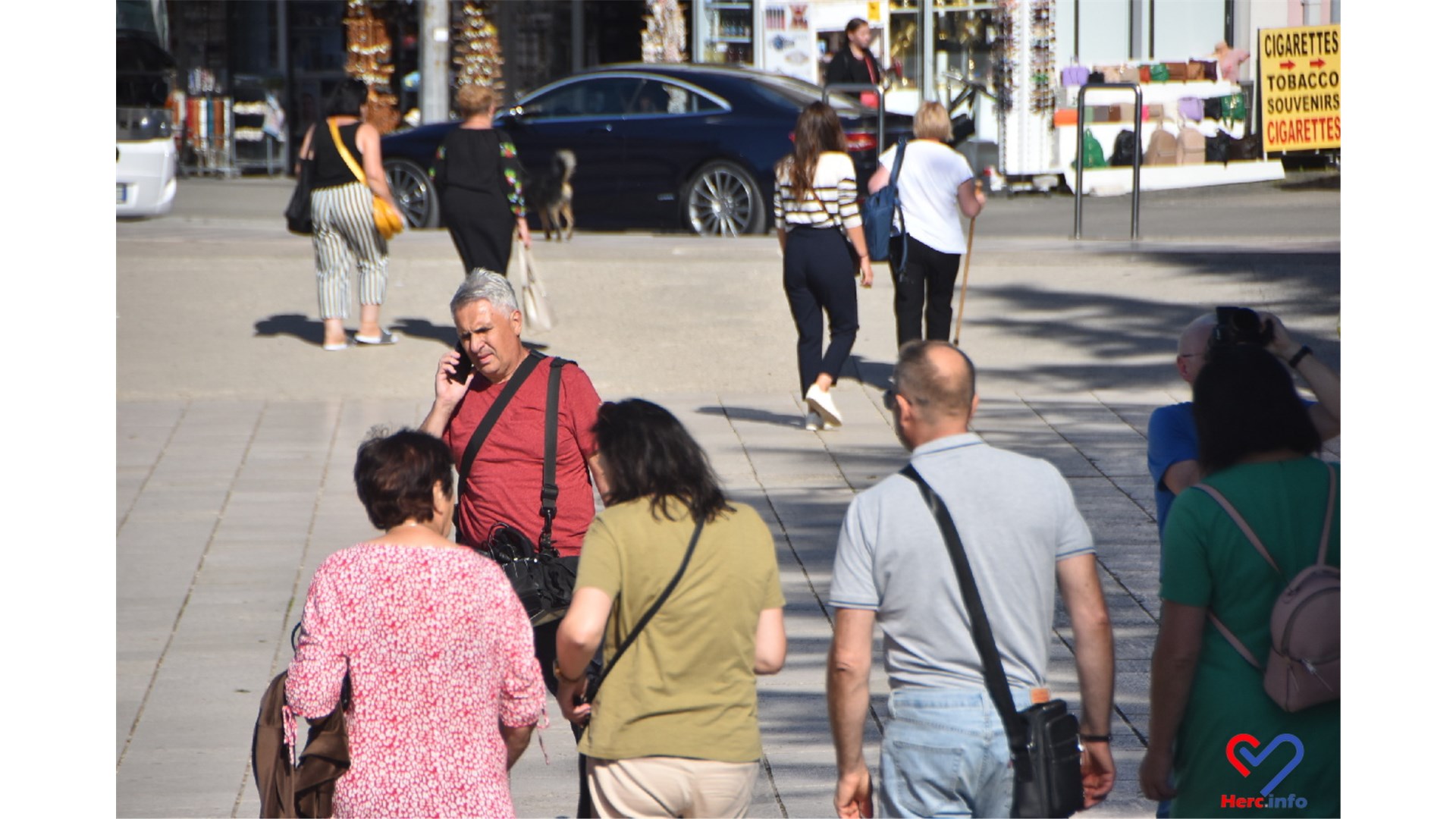 FOTO: Međugorje prepuno hodočasnika, stotine svijeća gori pored križa, ljudi traže mir