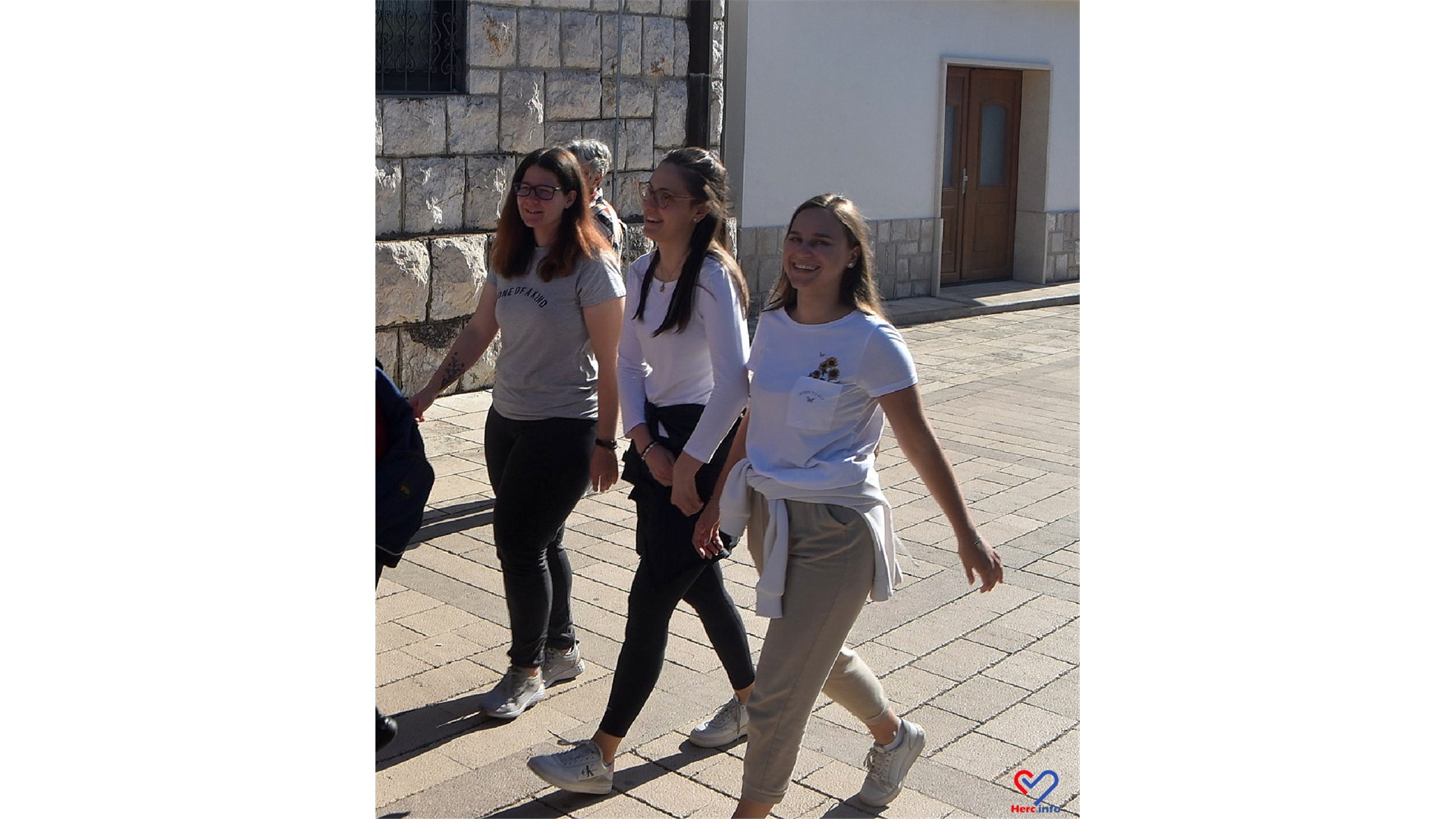 FOTO: Međugorje prepuno hodočasnika, stotine svijeća gori pored križa, ljudi traže mir