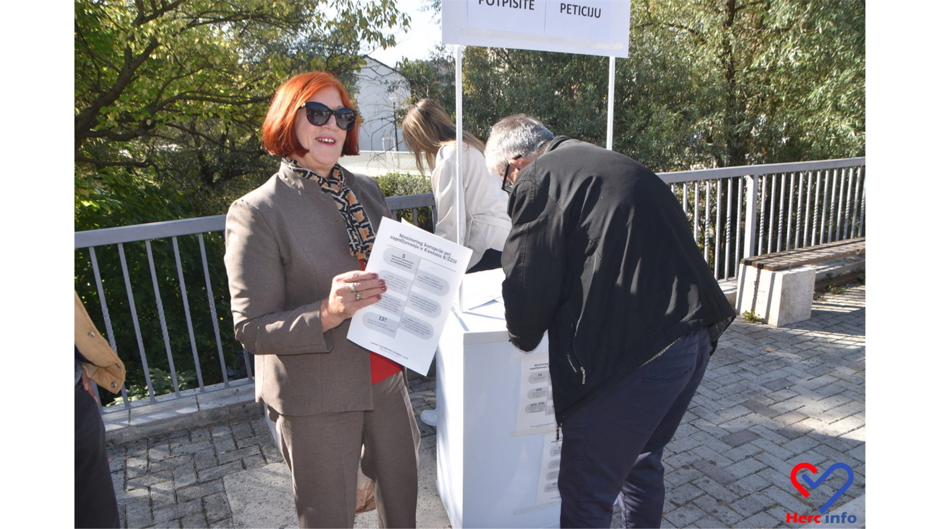 FOTO: U Širokom Brijegu građani iz ZHŽ-a potpisivali peticiju protiv korupcije