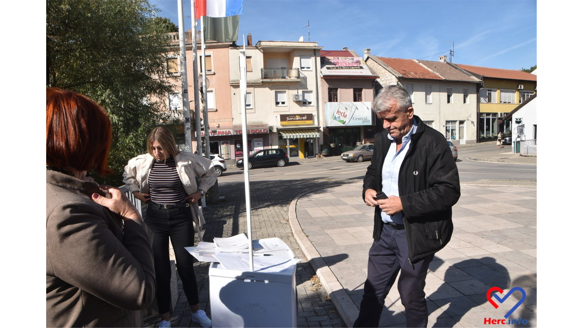 FOTO: U Širokom Brijegu građani iz ZHŽ-a potpisivali peticiju protiv korupcije