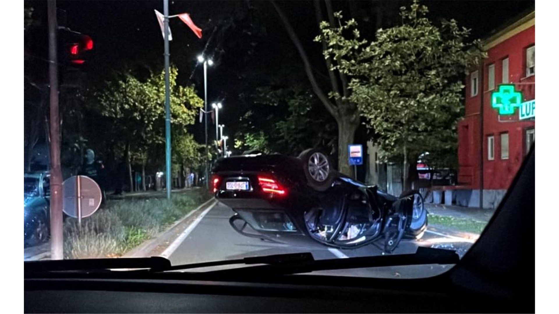 Mostar: Usred grada prevrnuo Mercedes na krov, troje ozljeđenih