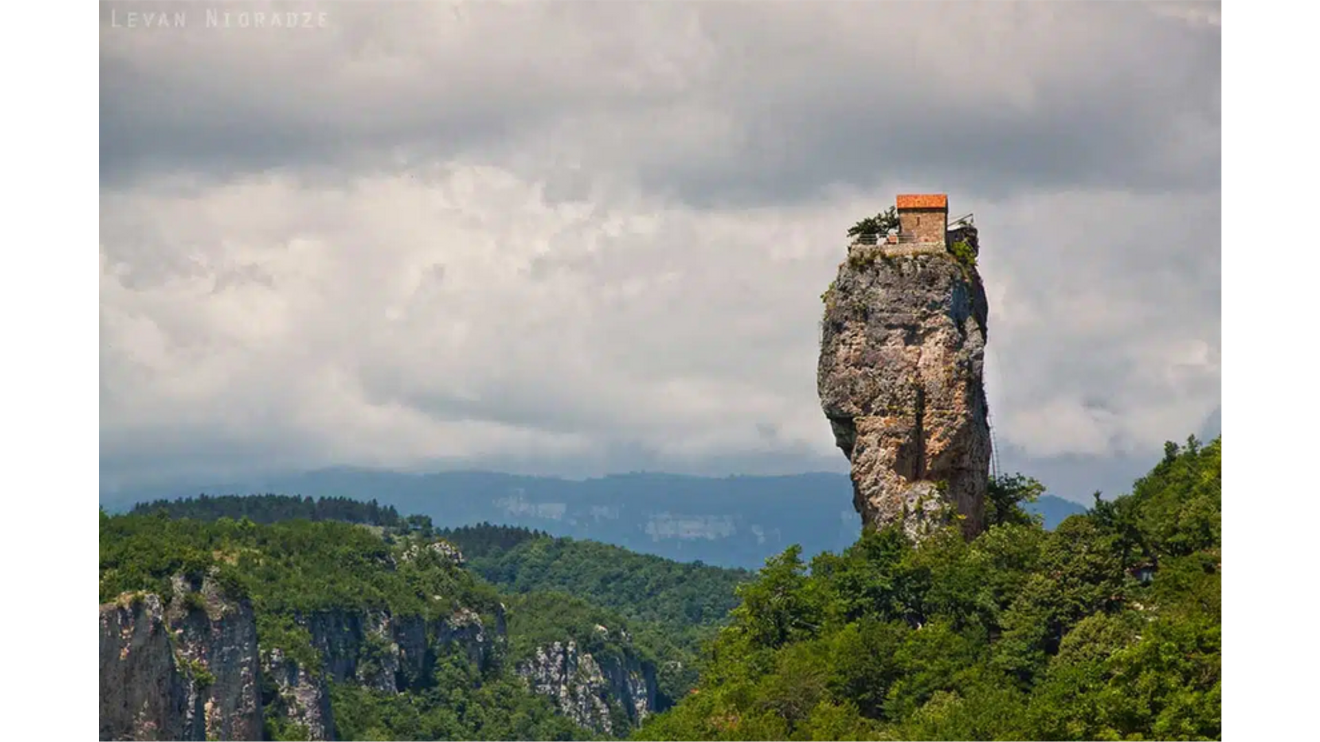 Najizoliranija crkva na svijetu je na samom vrhu stijene! U njoj se svakodnevno moli