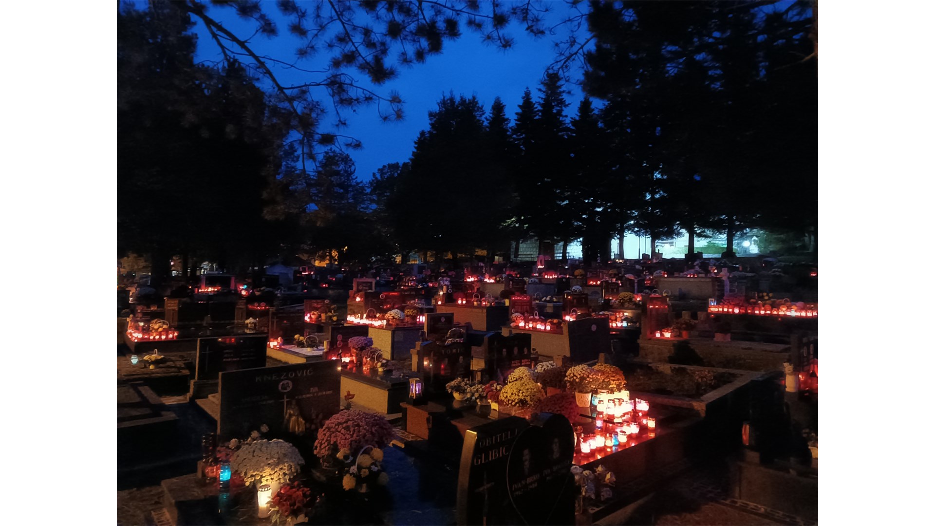 Tradicija paljenja svijeća na grobovima ostala je vječno živa
