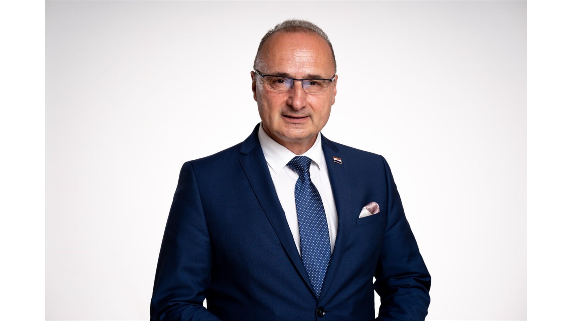 Grlić Radman poljubio njemačku ministricu, društvene mreže gore VIDEO