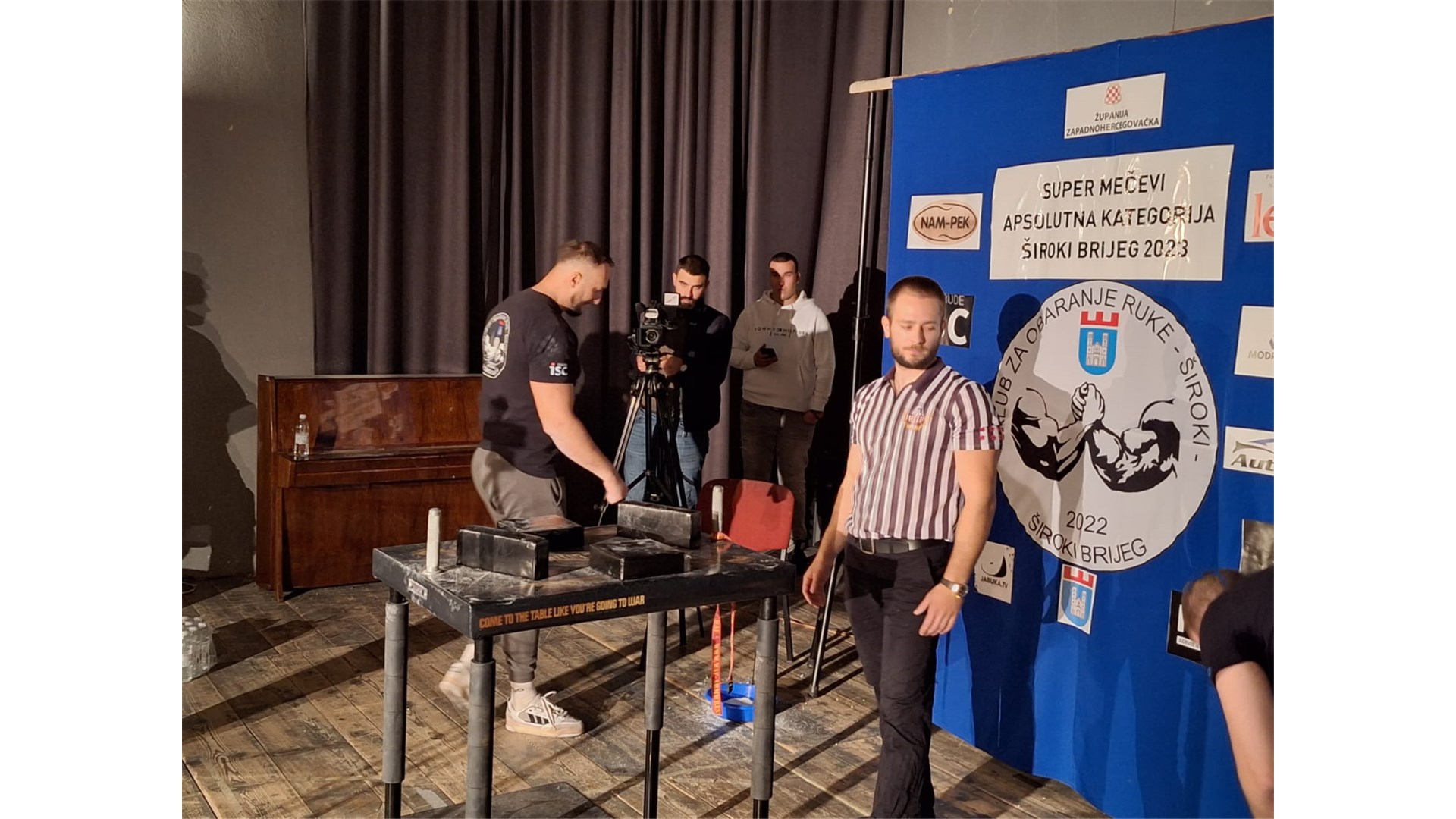 FOTO: Obaranje ruke u hercegovačkom gradu okupilo natjecatelje iz Hrvatske, Crne Gore, BiH...