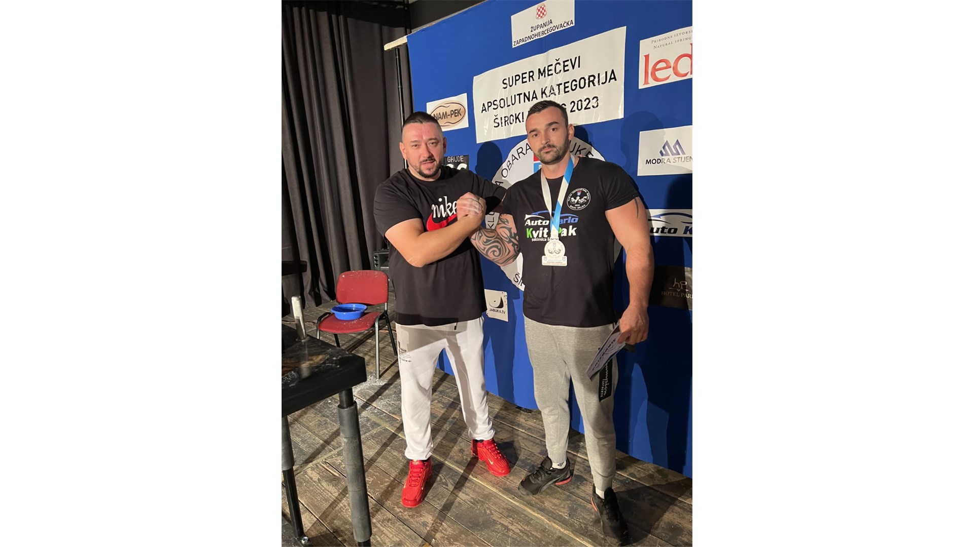 FOTO: Obaranje ruke u hercegovačkom gradu okupilo natjecatelje iz Hrvatske, Crne Gore, BiH...