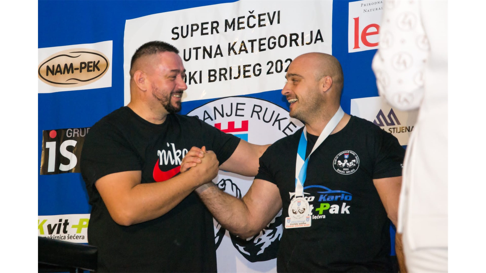 FOTO: Obaranje ruke u hercegovačkom gradu okupilo natjecatelje iz Hrvatske, Crne Gore, BiH...