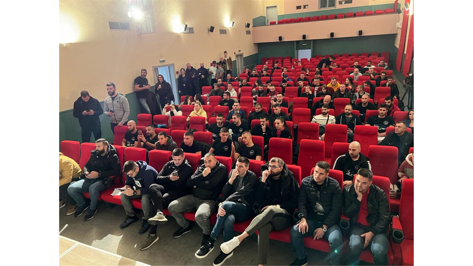 FOTO: Obaranje ruke u hercegovačkom gradu okupilo natjecatelje iz Hrvatske, Crne Gore, BiH...