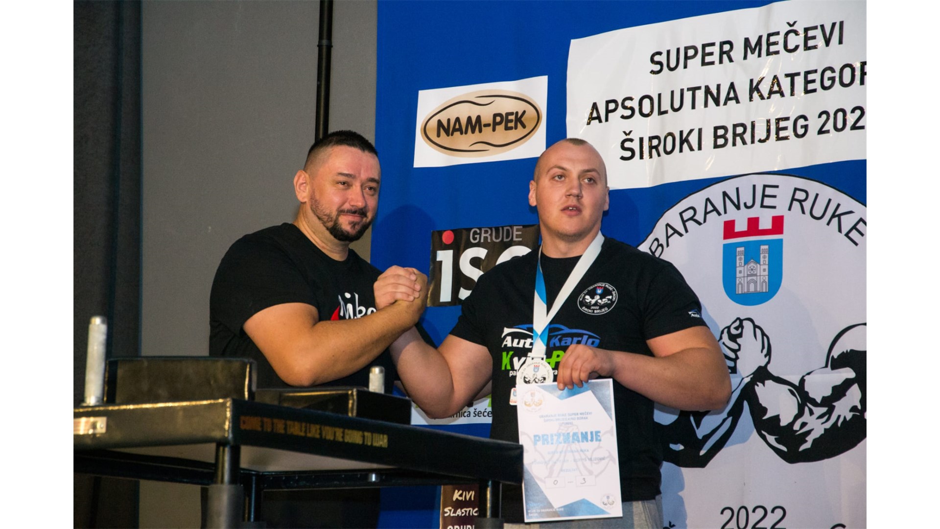 FOTO: Obaranje ruke u hercegovačkom gradu okupilo natjecatelje iz Hrvatske, Crne Gore, BiH...
