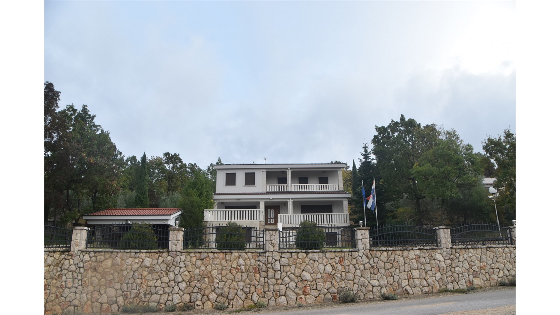 Glavaš poslao poruku pored bijelog križa u Drinovcima! Kasnije je, možda, spavao ili je otišao kod Mamića...