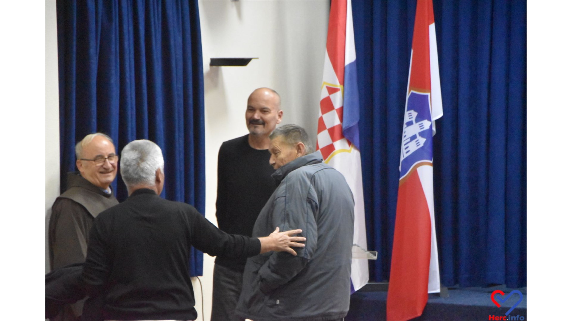 FOTO: Uoči 18.11. u Grudama - Zapaljene svijeće, prikazan film Zidine