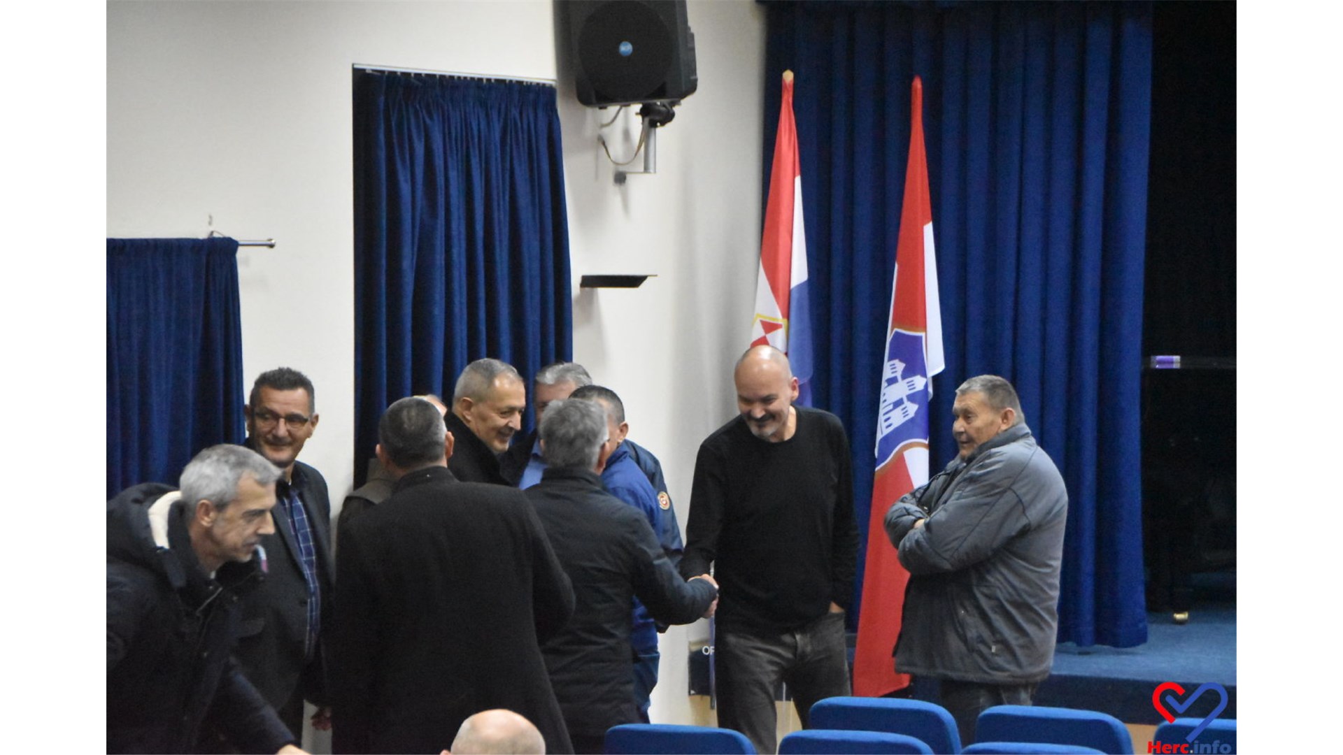 FOTO: Uoči 18.11. u Grudama - Zapaljene svijeće, prikazan film Zidine