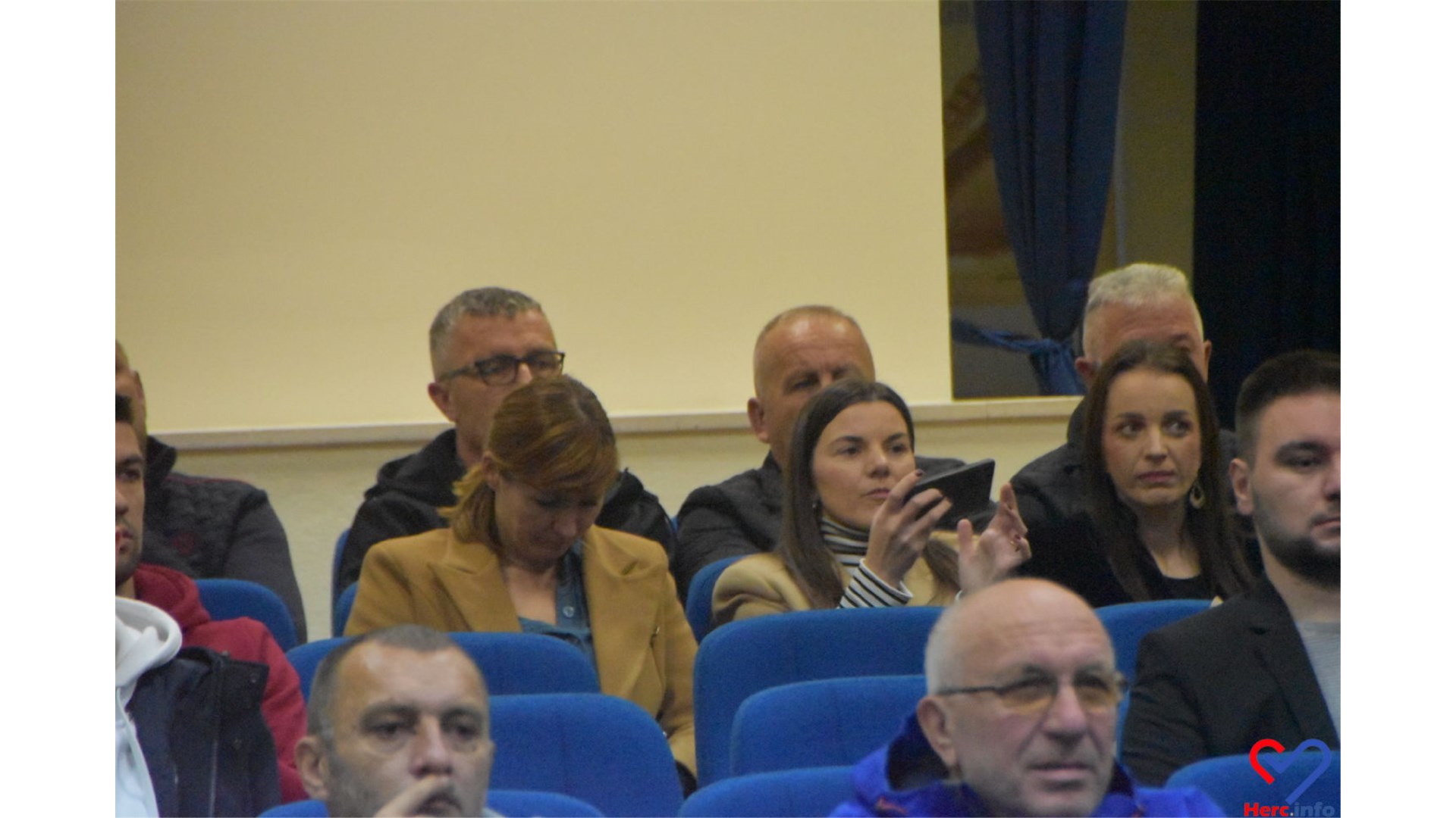 FOTO: Uoči 18.11. u Grudama - Zapaljene svijeće, prikazan film Zidine