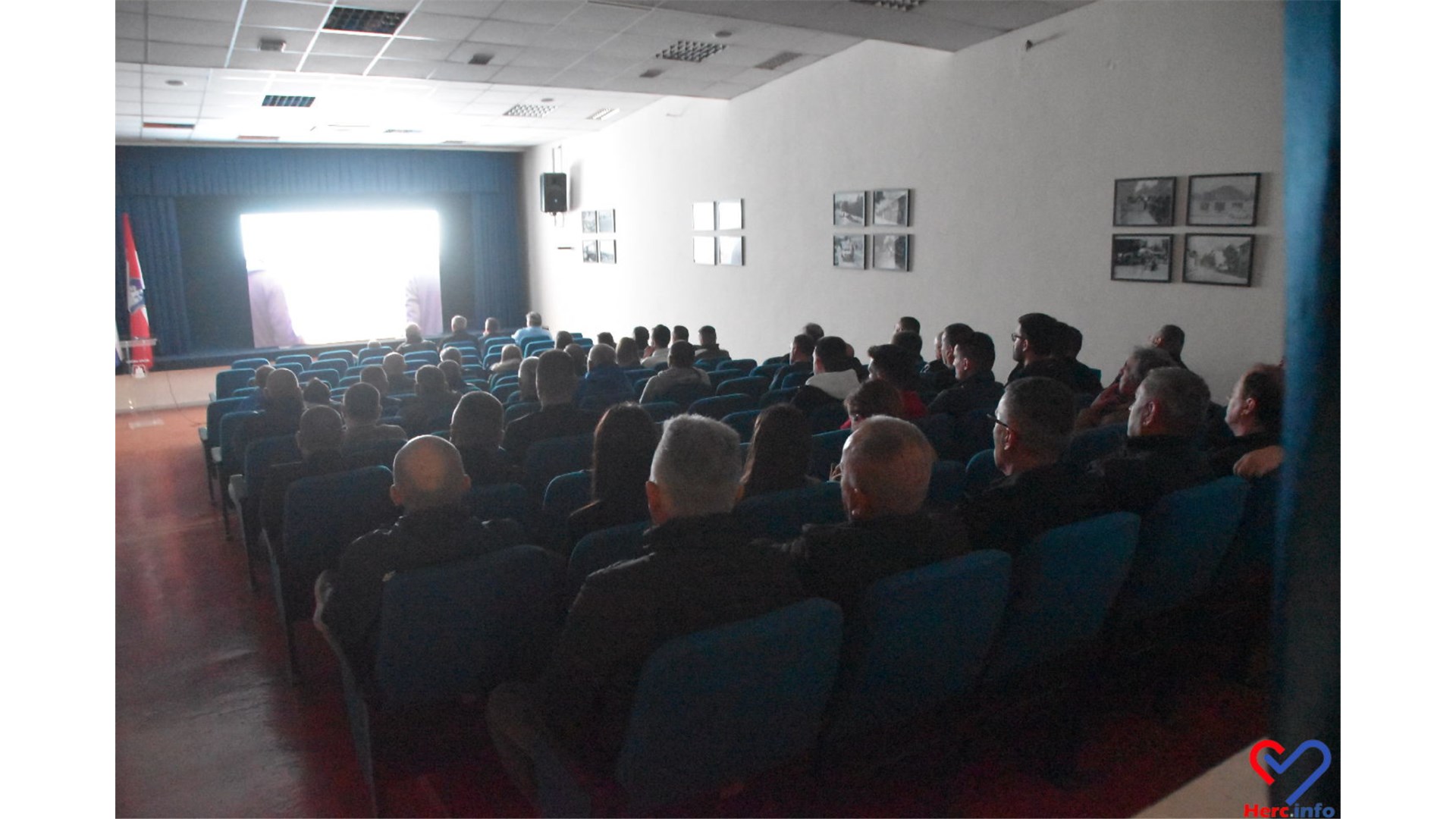 FOTO: Uoči 18.11. u Grudama - Zapaljene svijeće, prikazan film Zidine