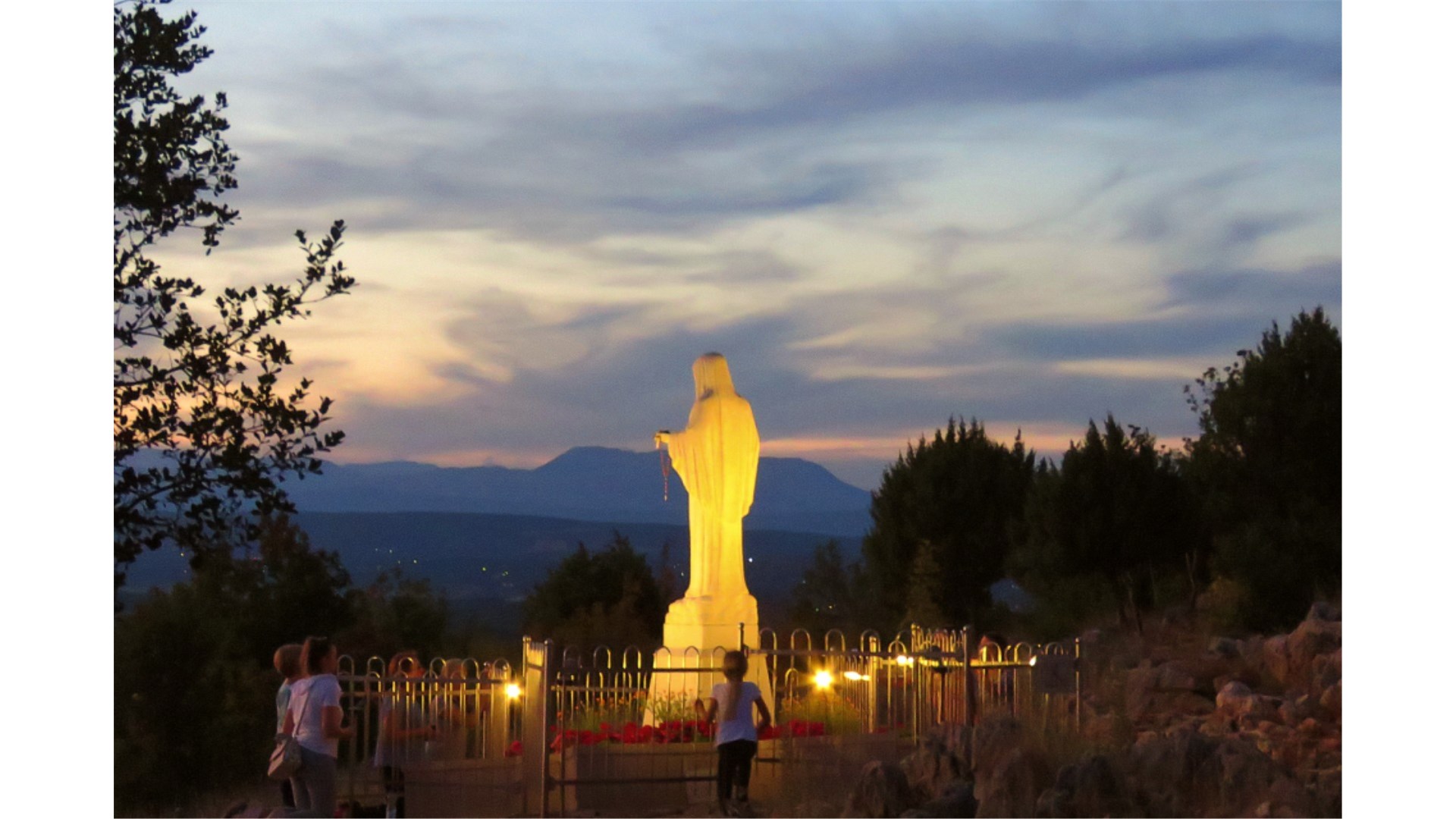 Gospina poruka svijetu preko Međugorja: Molite u svijetu koji nema nade kako bi se osjetila radost iščekivanja Kralja mira