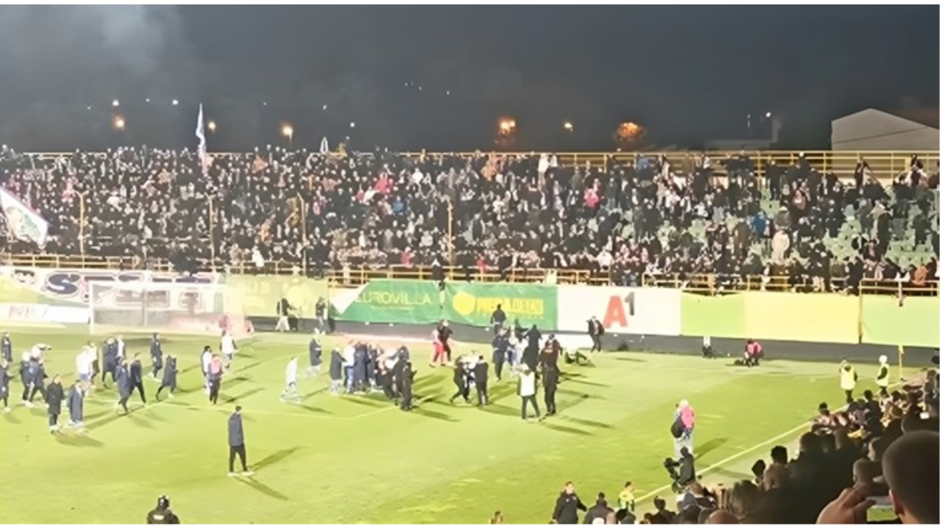 Hajduk slavio, a nekoliko navijača Bijelih tuklo zaštitare, smirivao ih i Livaja