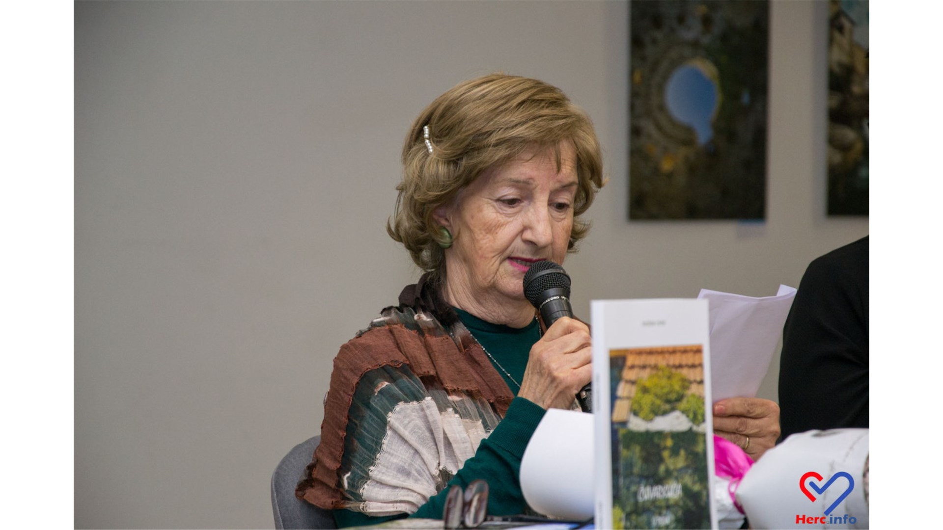 FOTO: Snježana Lovrić, pjesnikinja i slikarica podrijetlom iz Drinovaca, u prepunoj Kosači predstavila knjigu 'Čuvarkuća u tišini'