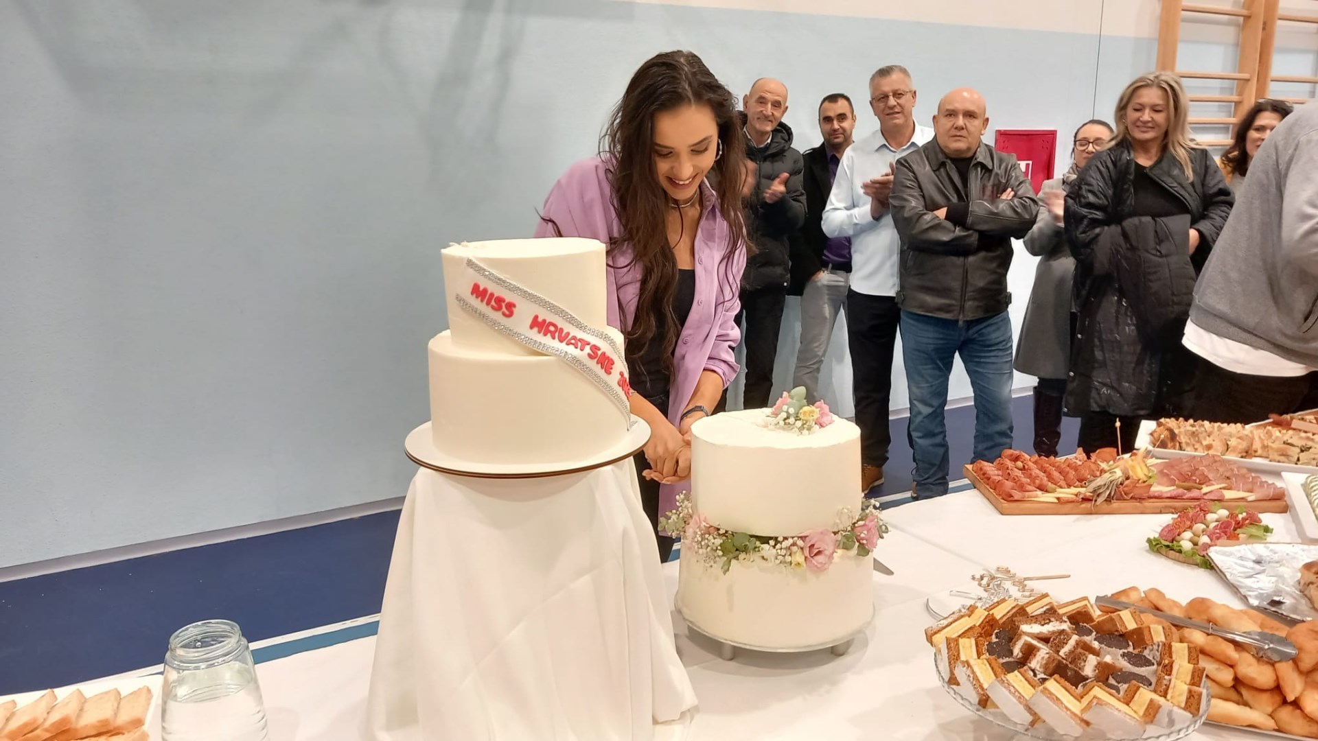 FOTO: Veliki doček za Miss Hrvatske u Tomislavgradu! Potekle i suze, nebo obasjao vatromet
