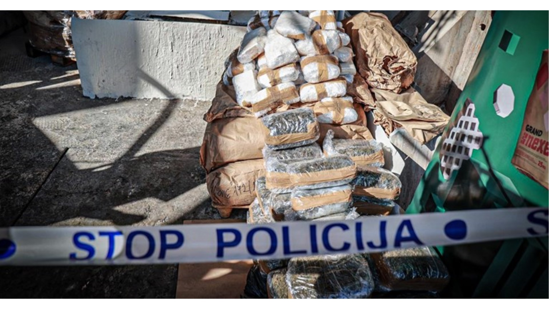 Krim policajac otkrio gdje dileri drže drogu, ukrao 49 kilograma pa dilao