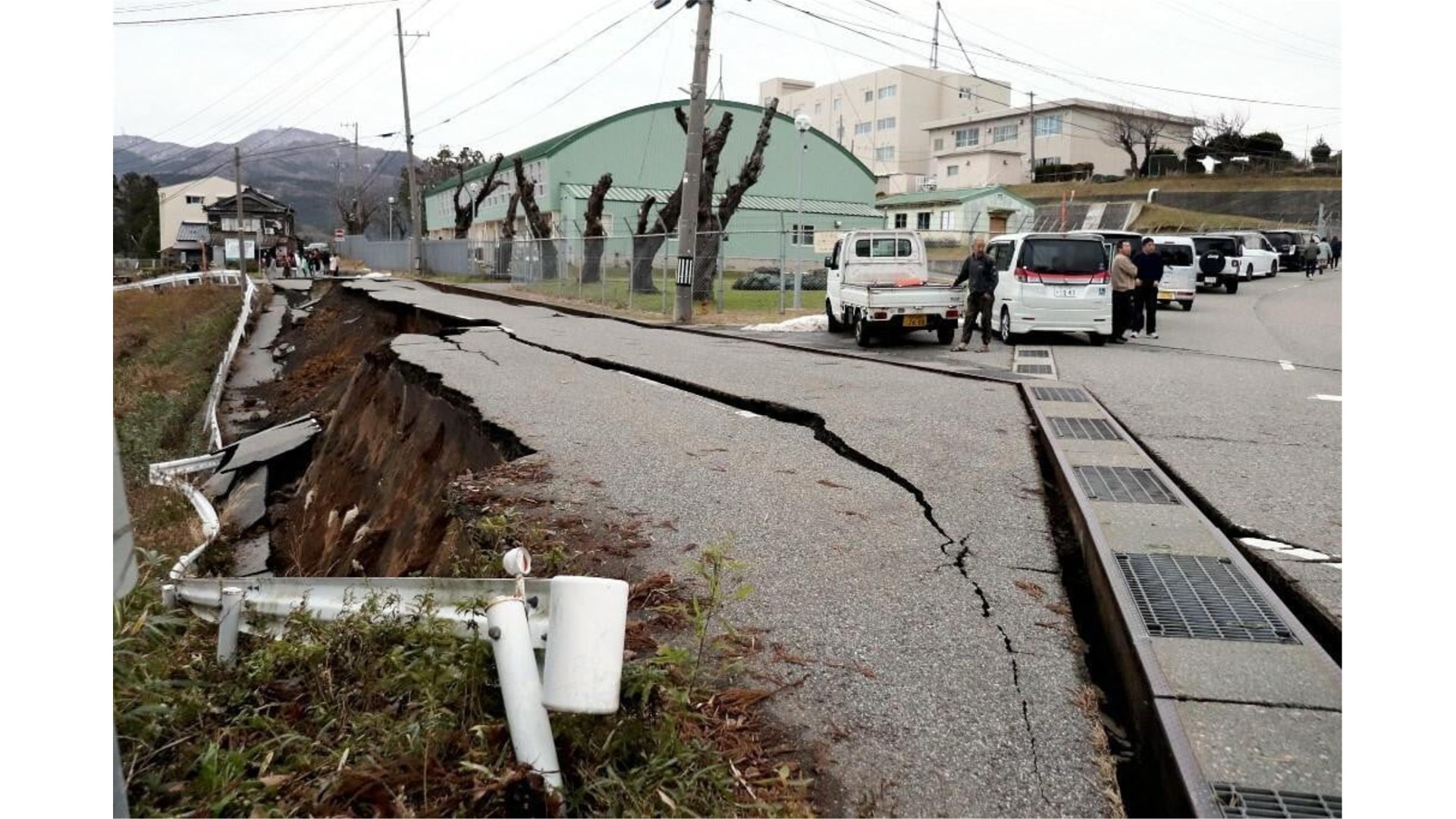 Uništene zgrade, nema interneta, struje... izdana upozorenja za tsunami