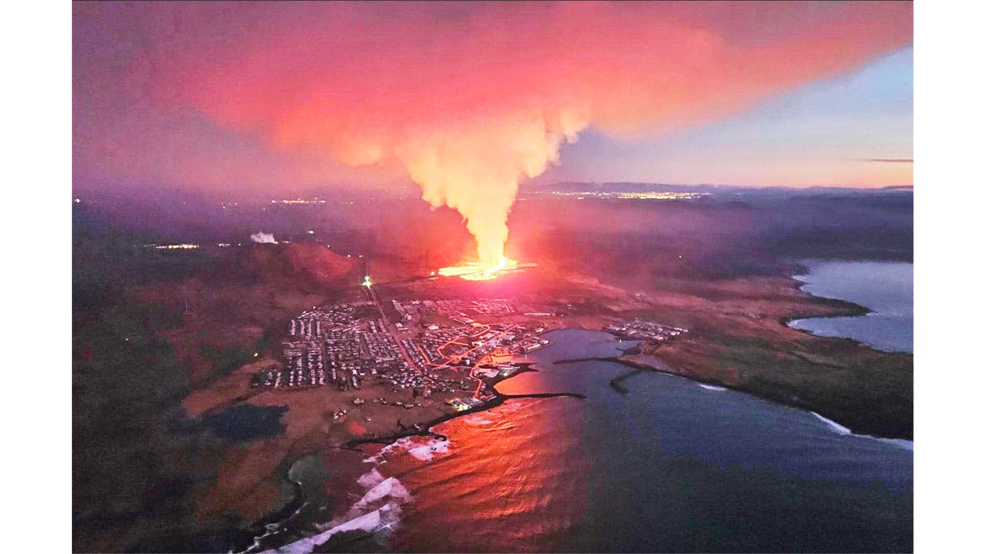 Lava se izlila na grad na Islandu, gore kuće
