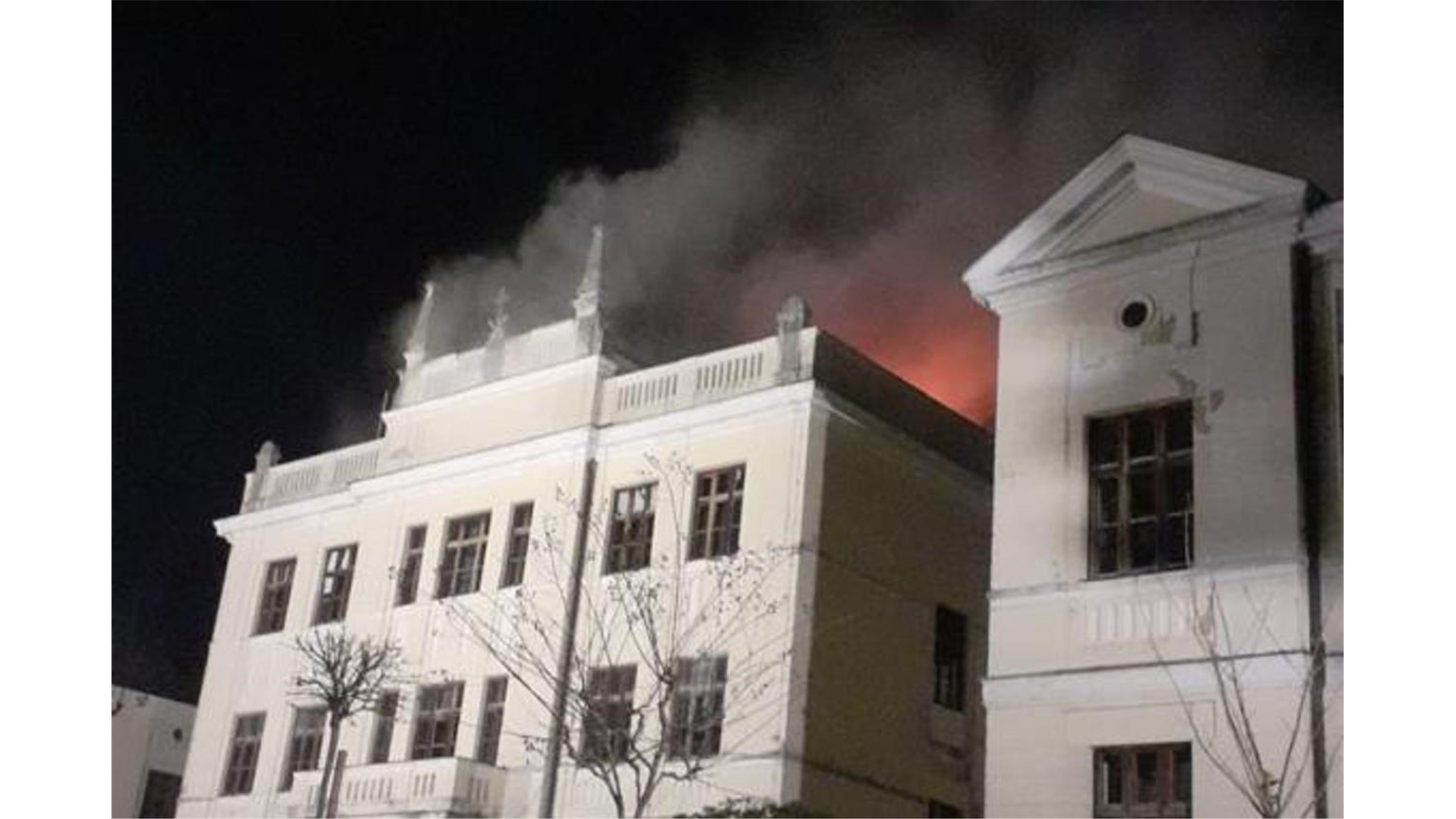 Gimnazija na Širokom Brijegu, simbol grada, i dalje gori