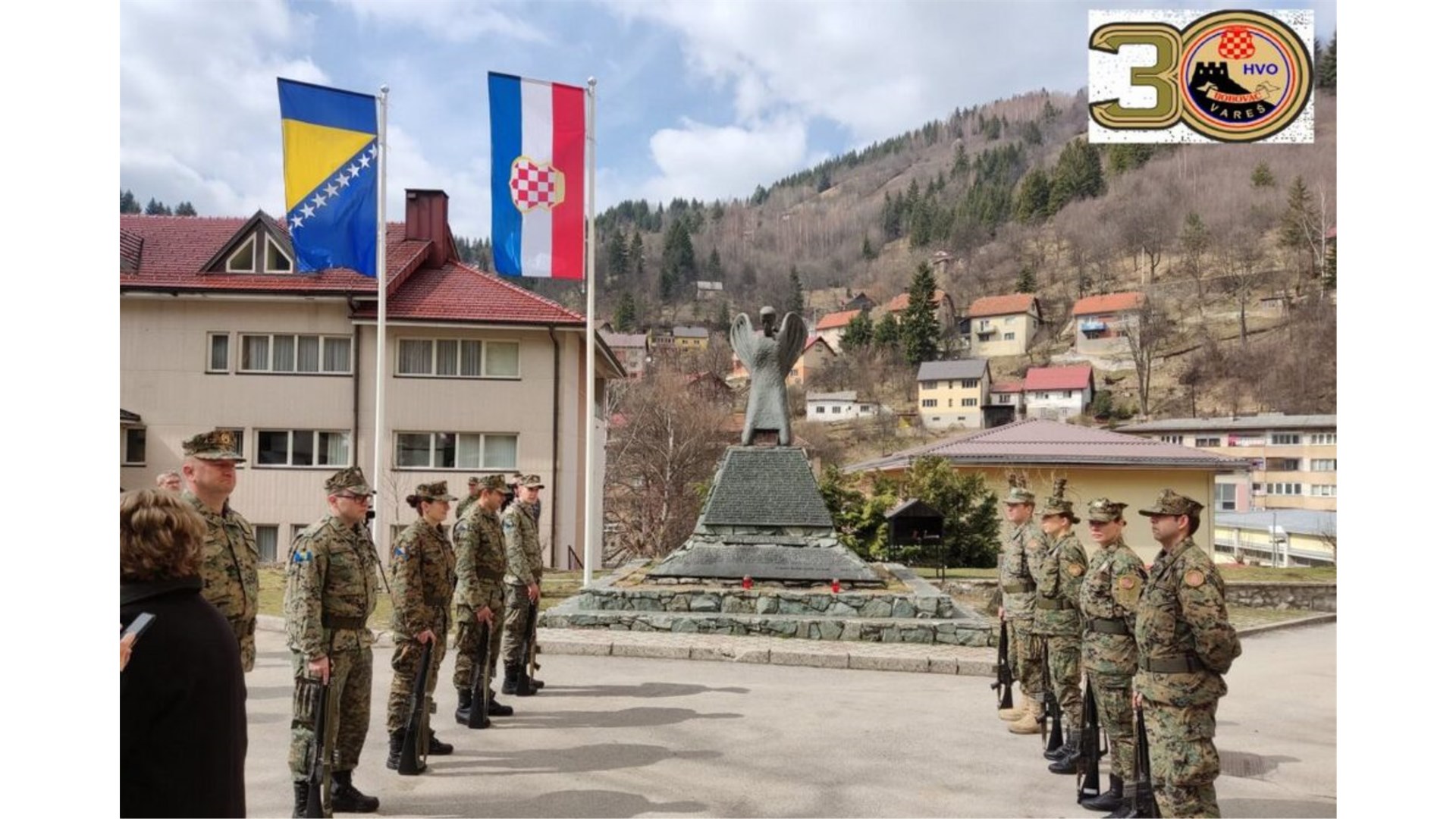 POTVRĐENA OPTUŽNICA: U Varešu skinuli zastavu hrvatskog naroda u BiH i Vatikana, jarbol srušili