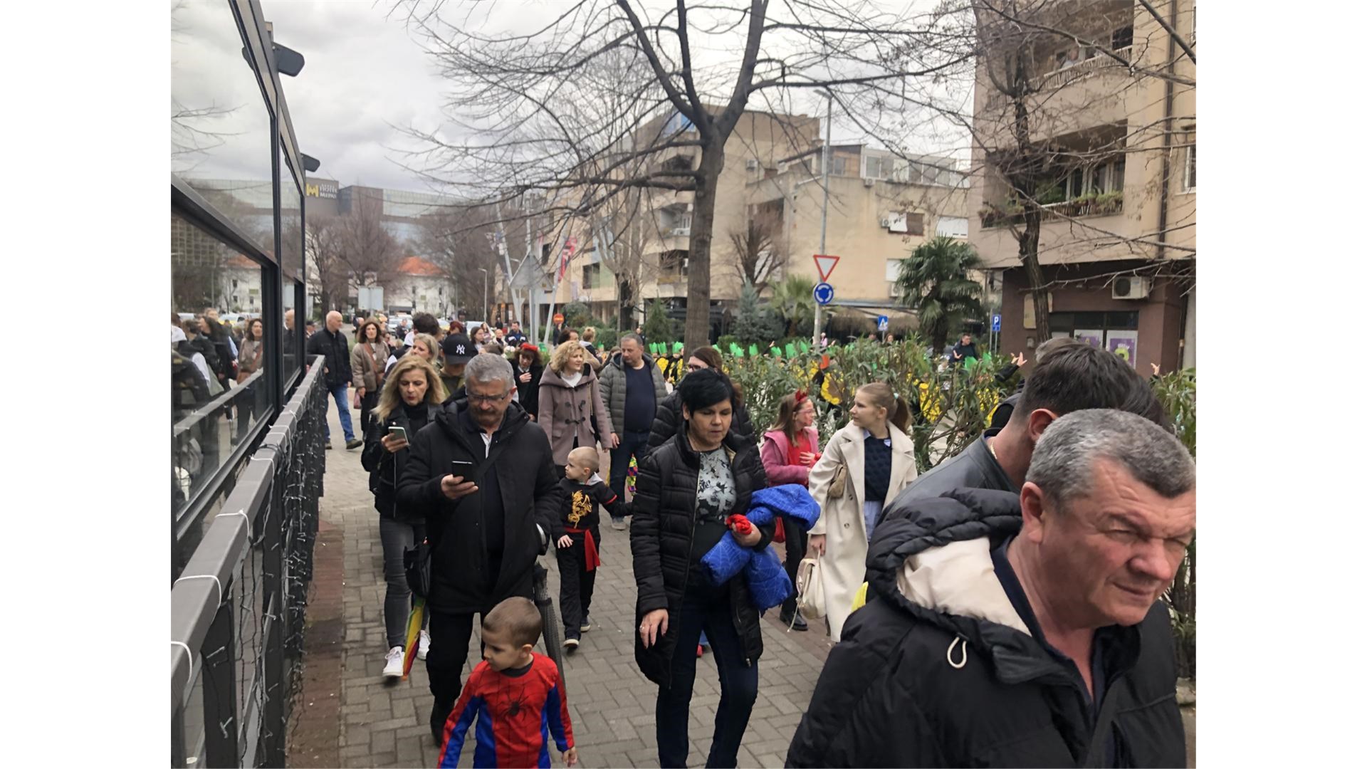 VIDEO: Šjor Bepo Bagulin prodefilirao kroz Mostar, malci karnevalci obukli se u mahune, spidermane, bauštelce...