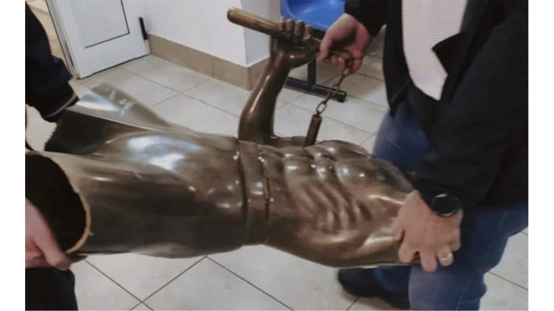 Mostarski Bruce Lee pronađen! Izgleda kao da je bio u ratu, može se auto na njega uvest