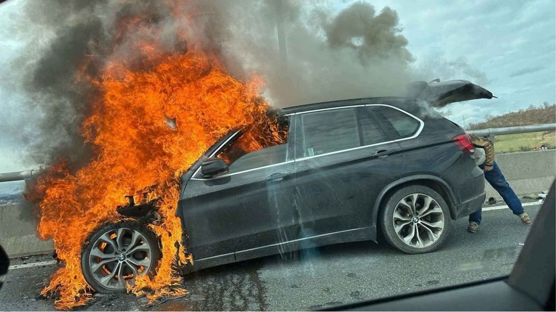 Drama u Sarajevu: Planuo BMW, čovjek spašavao što se moglo spasiti