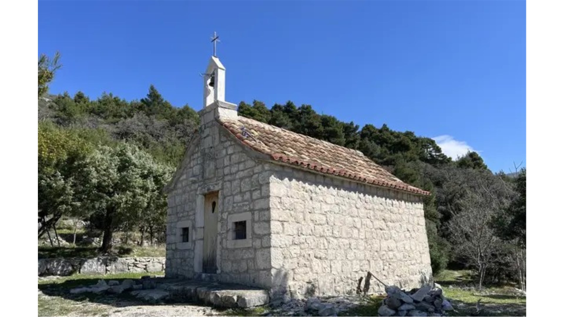 Užas kod Kaštela: Provalili u crkvu, zapalili vatru u oltaru i napravili roštilj! I to pred Uskrs!