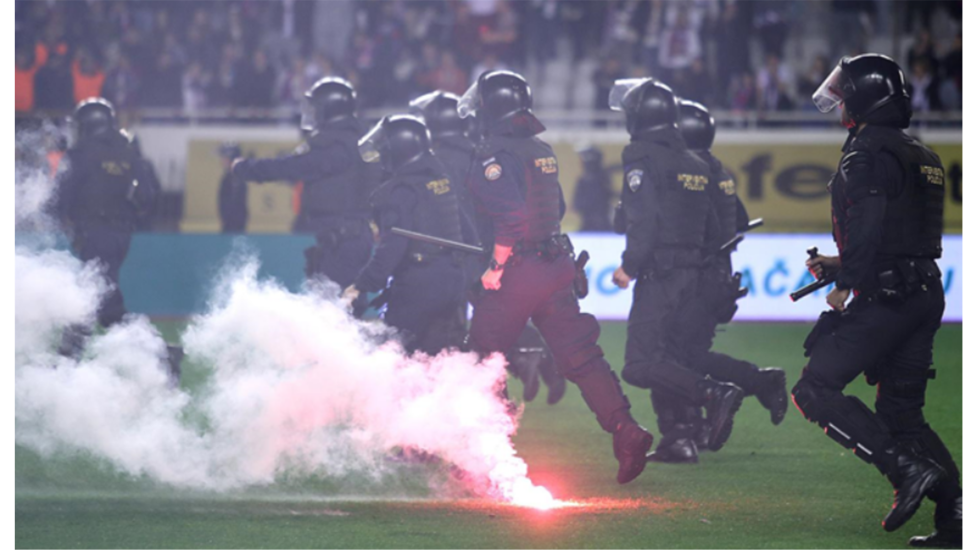U Splitu ozlijeđeno osam policajaca. Jedan je operiran, drugi ima opekline glave