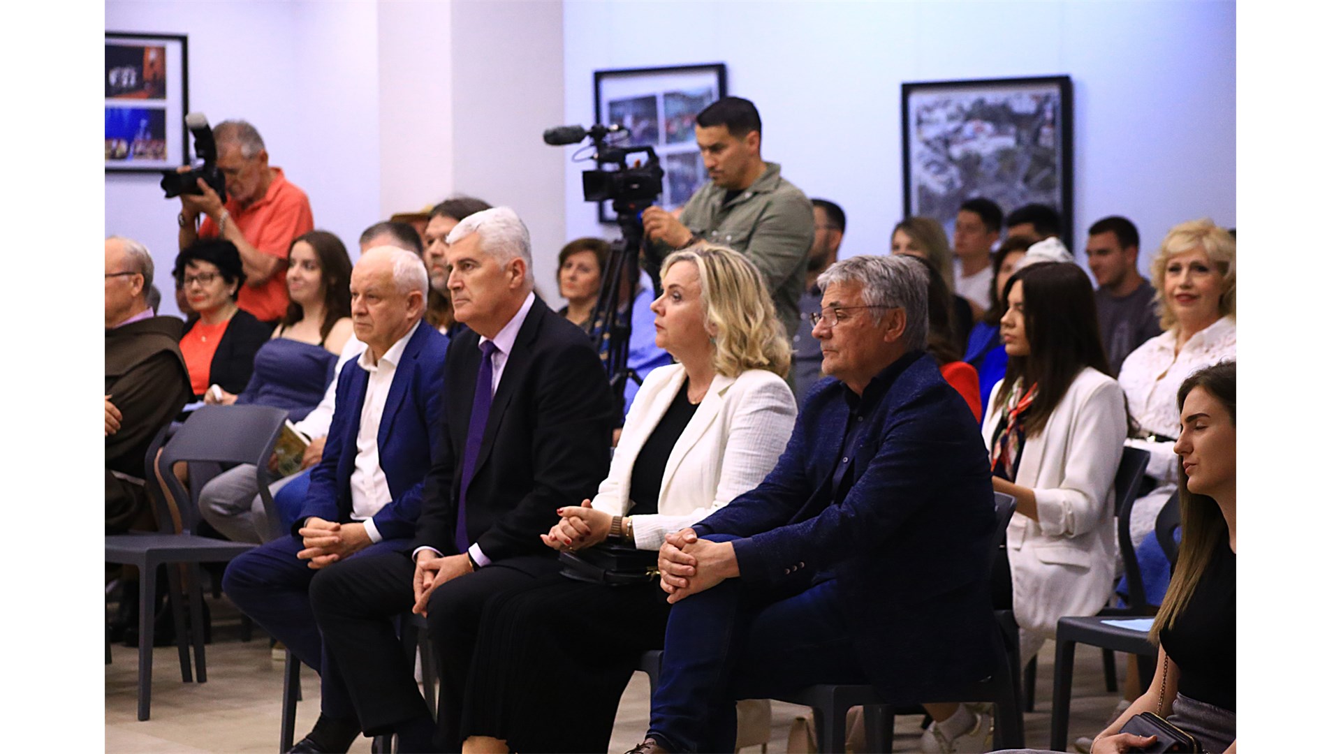 FOTO: U prepunoj Kosači predstavljena Pisma iz vječnosti! Predstavljači: Željko Andrijanić uspijeva održati pažnju čitatelja od prvog do zadnjeg slova