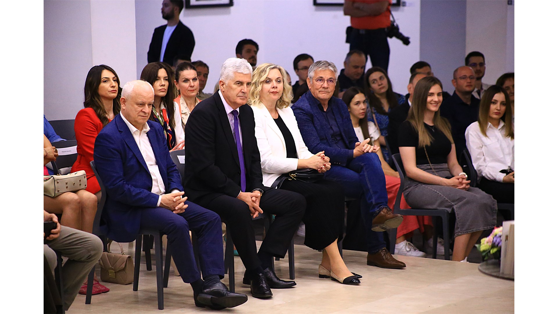 FOTO: U prepunoj Kosači predstavljena Pisma iz vječnosti! Predstavljači: Željko Andrijanić uspijeva održati pažnju čitatelja od prvog do zadnjeg slova