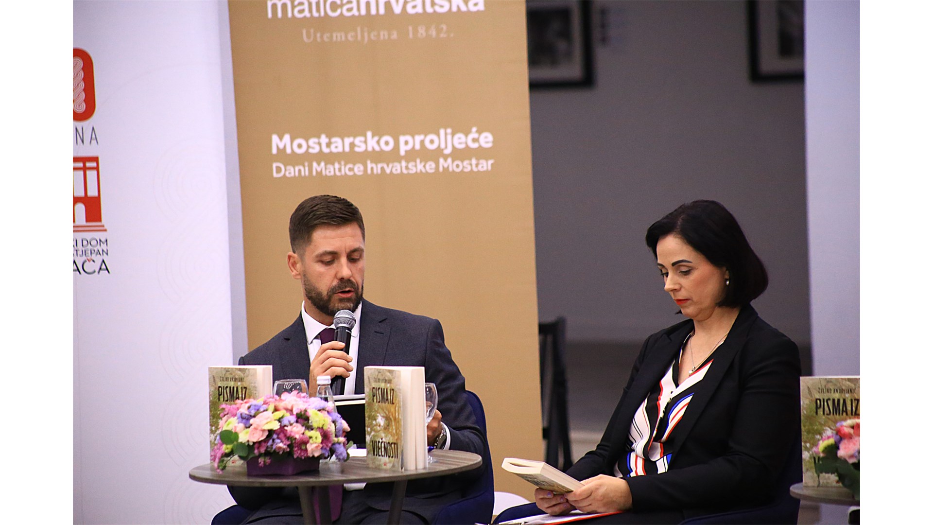 FOTO: U prepunoj Kosači predstavljena Pisma iz vječnosti! Predstavljači: Željko Andrijanić uspijeva održati pažnju čitatelja od prvog do zadnjeg slova