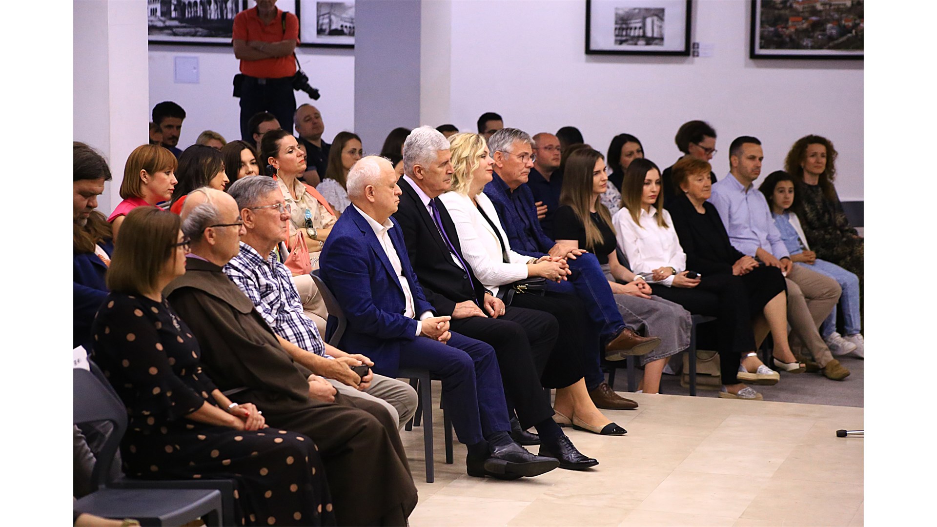 FOTO: U prepunoj Kosači predstavljena Pisma iz vječnosti! Predstavljači: Željko Andrijanić uspijeva održati pažnju čitatelja od prvog do zadnjeg slova